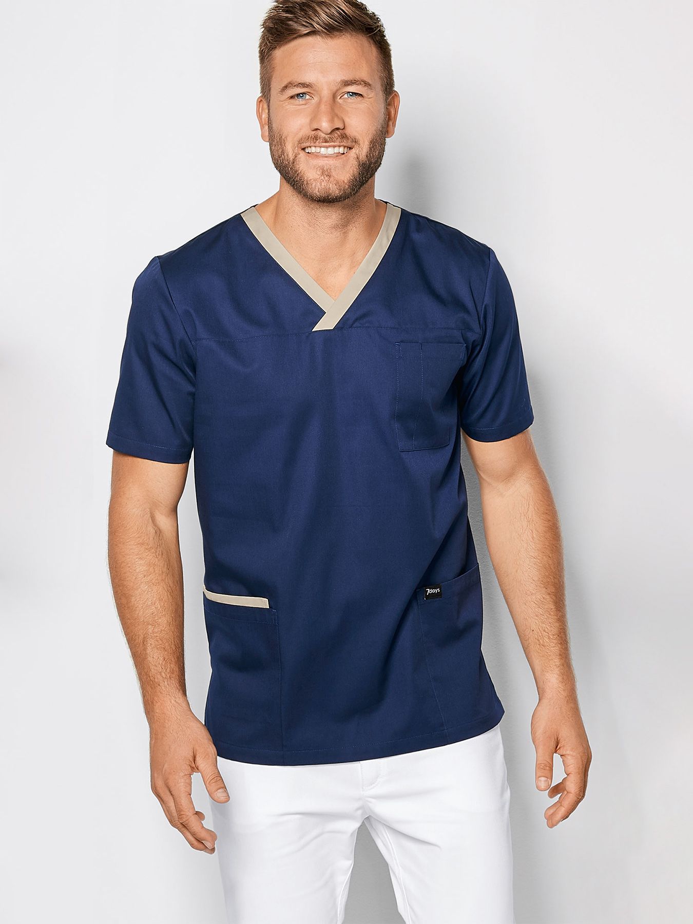 Tunique médicale facile à enfiler avec détails colorés