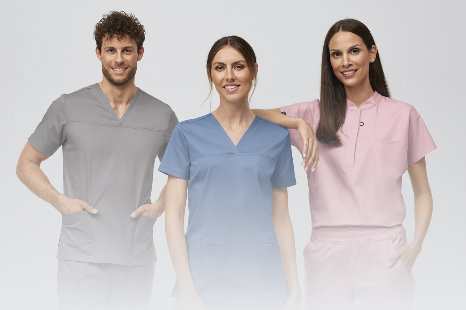 Trois personnes portant des vêtements de travail 7days regardent la caméra