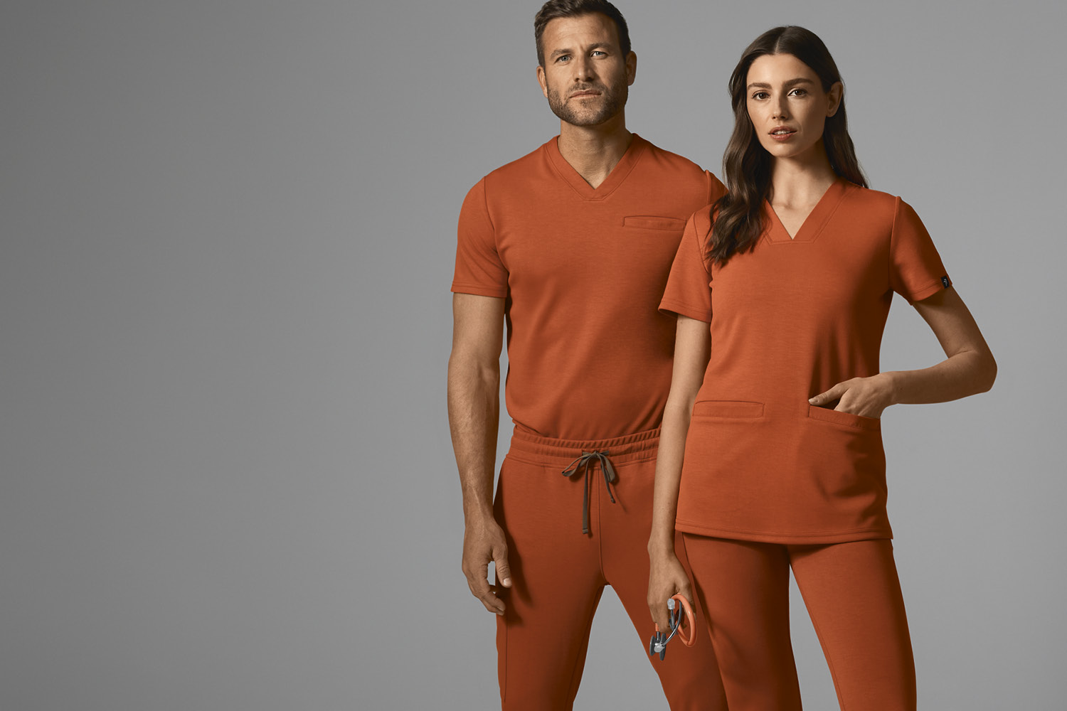Deux modèles dans la couleur tendance de l'automne : Copper Canyon
