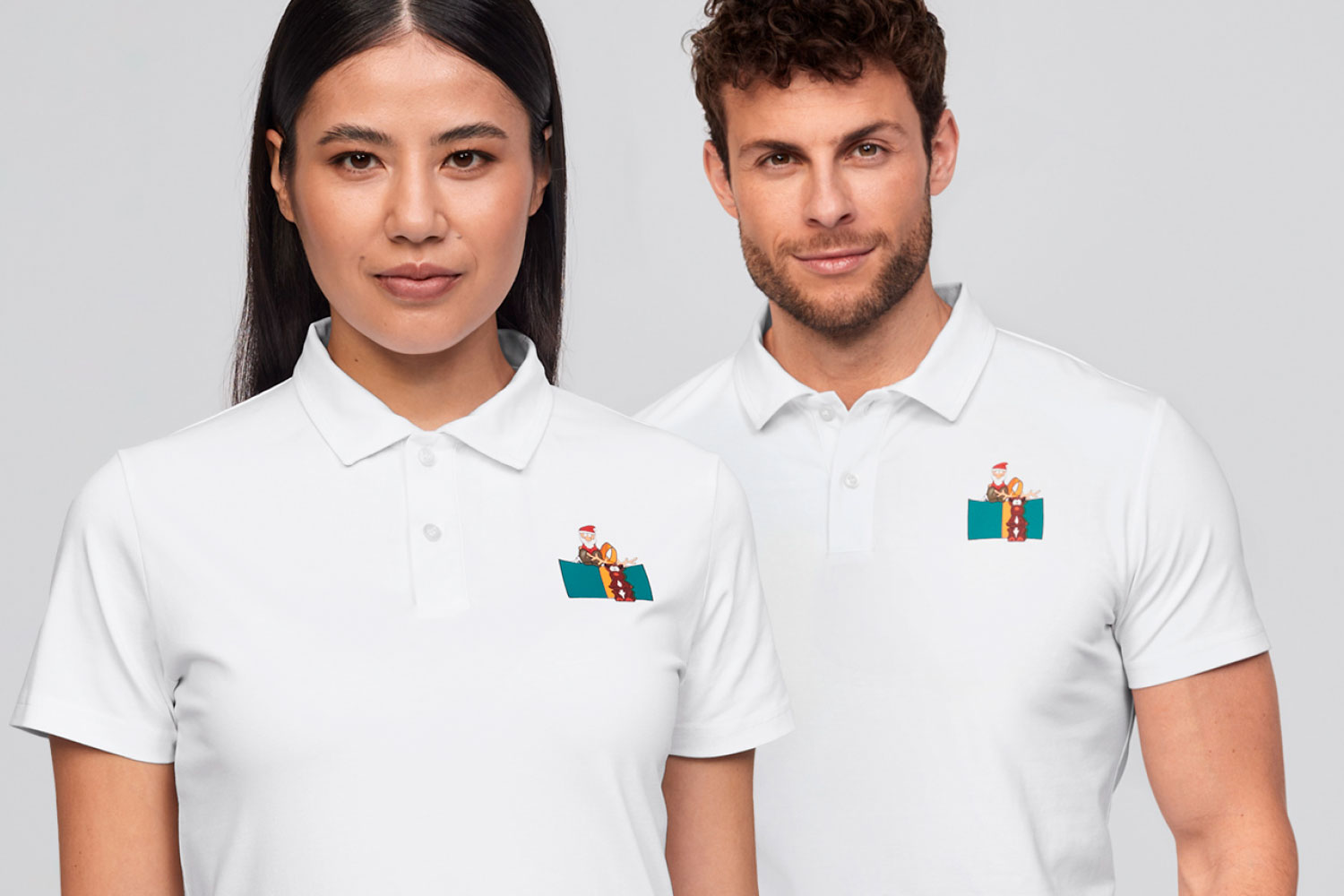 Deux mannequins en tenue de Noël